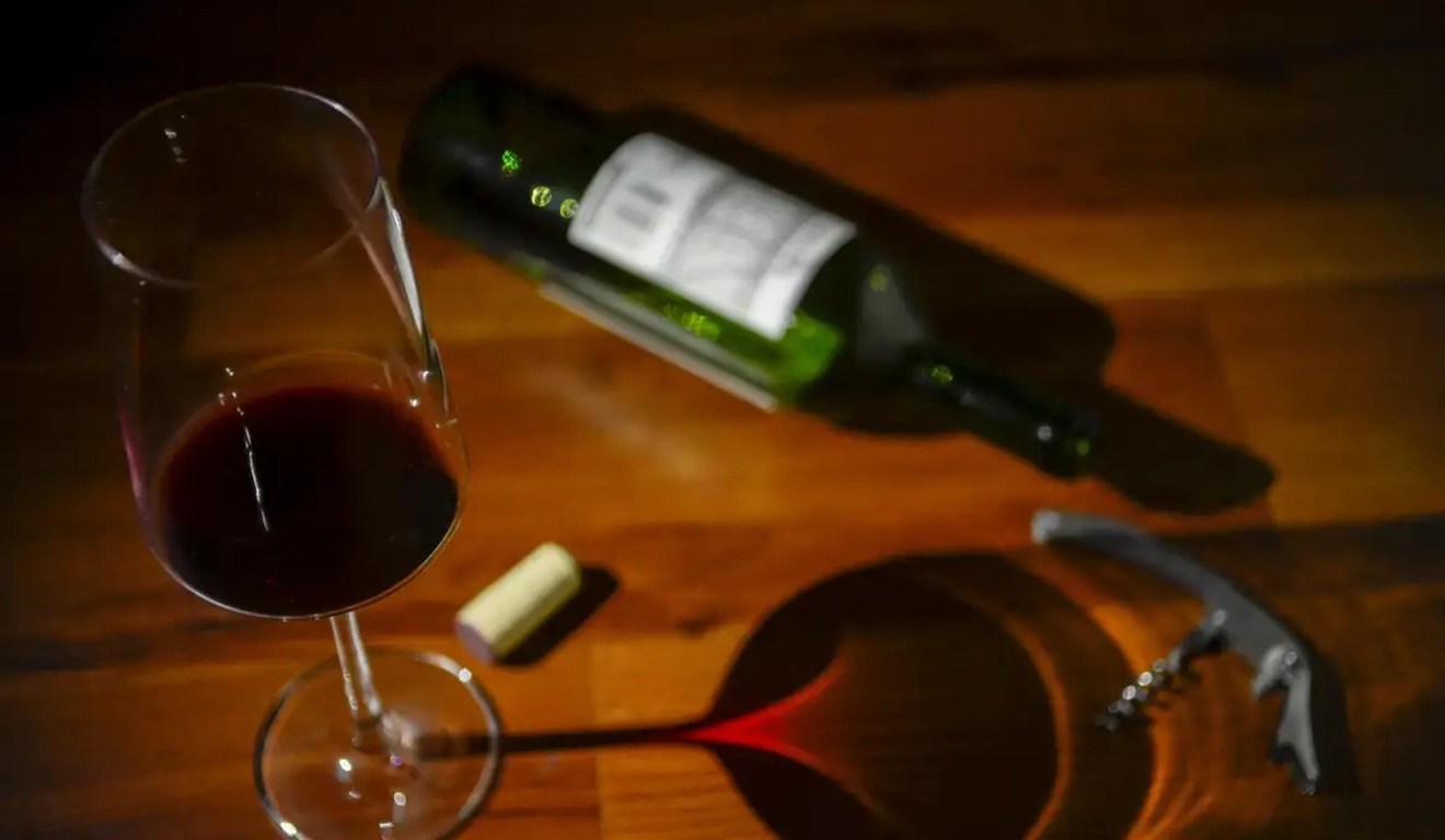 vinho, taça e rolha na imagem, ilustrando o cwb wine