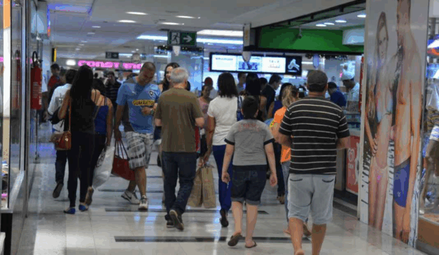 consumidores caminhando em shopping