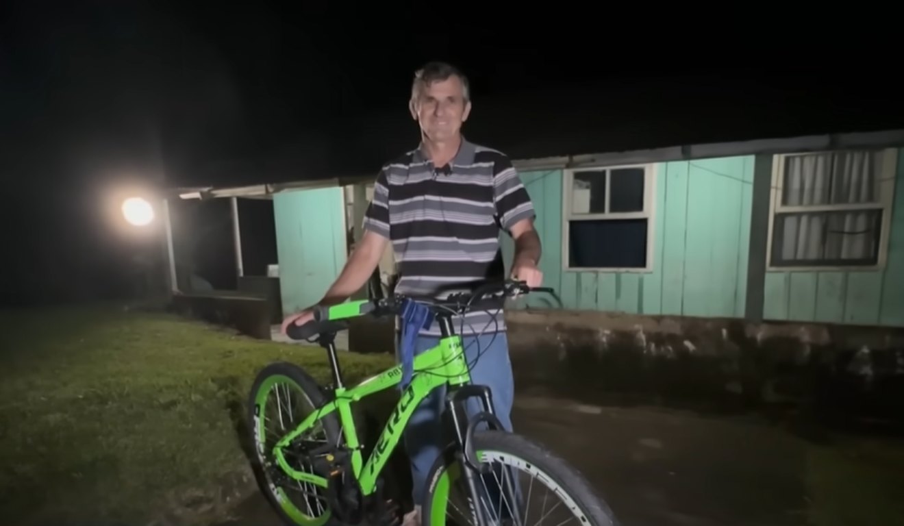 Edenilson com a bicicleta nova