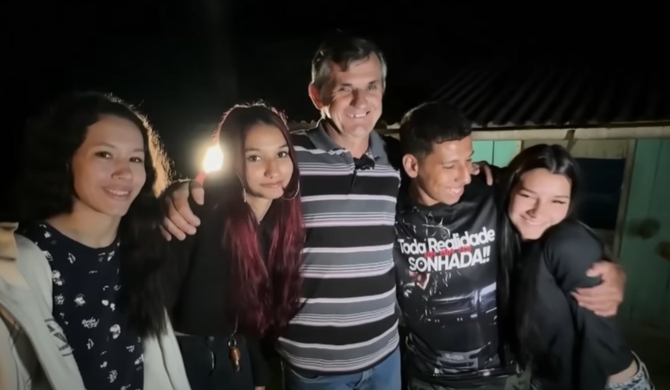 Edenilson com os quatro filhos