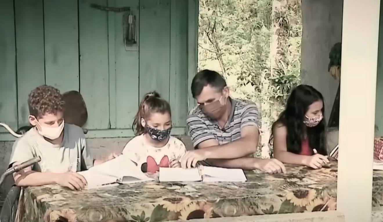 Edenilson com os filhso na época da pandemia