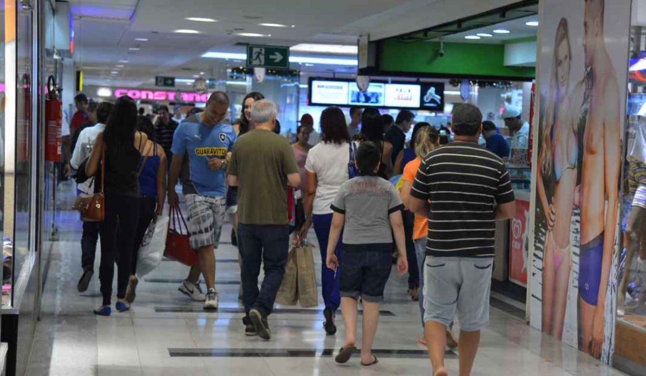 consumidores caminhando em shopping