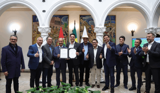 Imagem do governador Ratinho Junior e Jorginho Mello ao lado de outros homens.