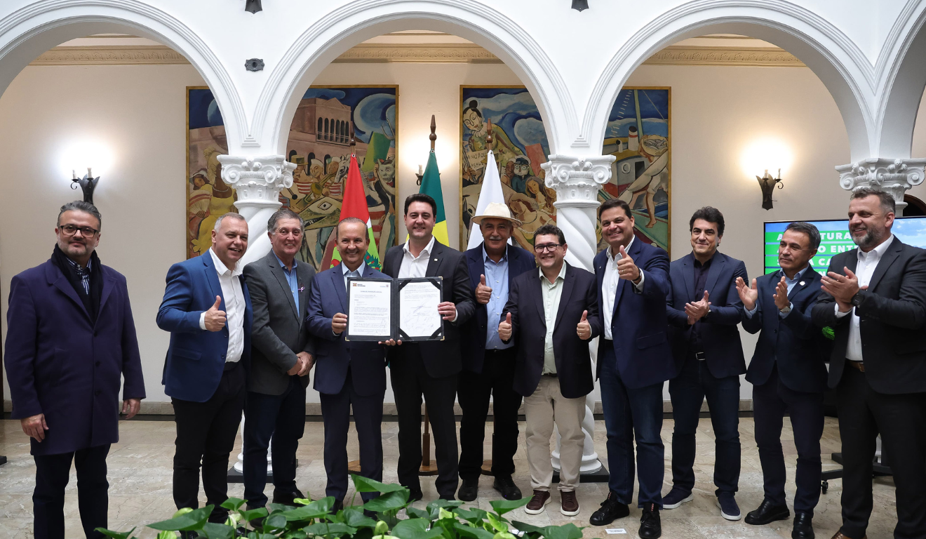 Imagem do governador Ratinho Junior e Jorginho Mello ao lado de outros homens.