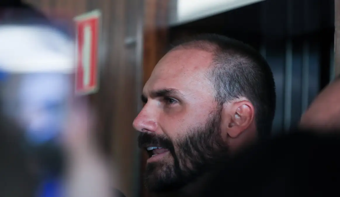 Eduardo Bolsonaro pediu para exercer seu mandato a distância nos Estados Unidos. Na imagem, vemos Eduardo, um homem branco de cabelo e barba pretos.