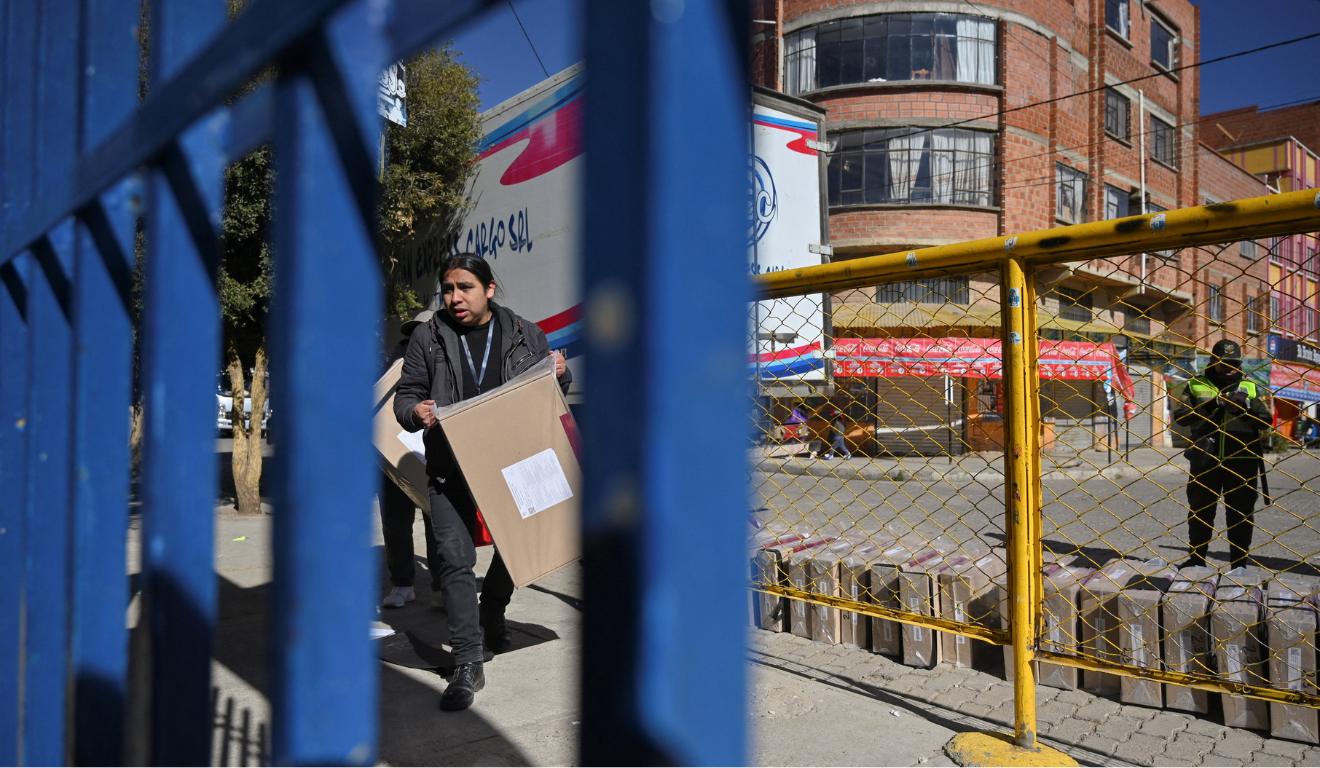 Trabalhador carrega materiais para eleição, em El Alto, na Bolívia 16/08/2025