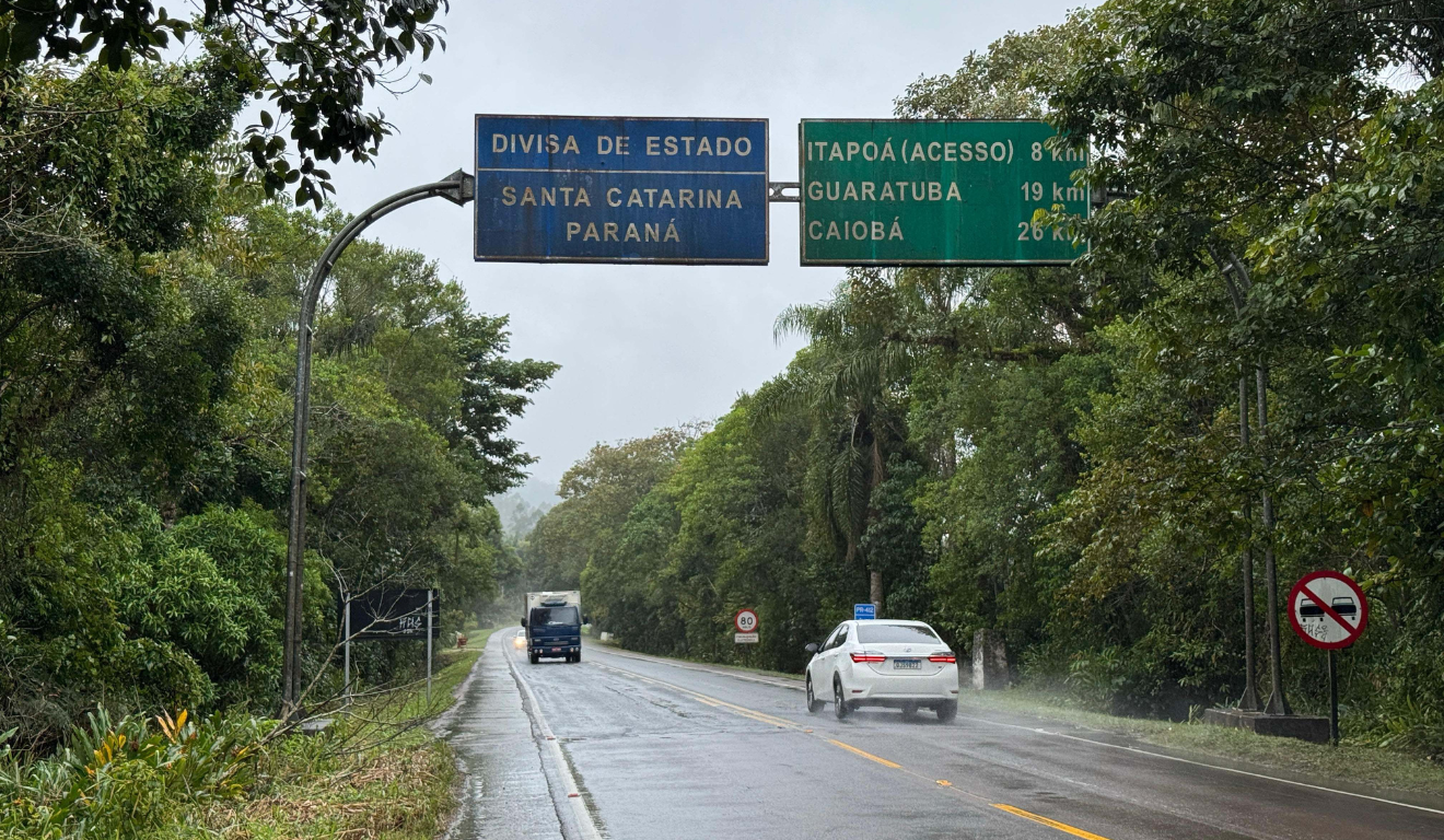 Estrada na divisa entre Paraná e Santa Catarina