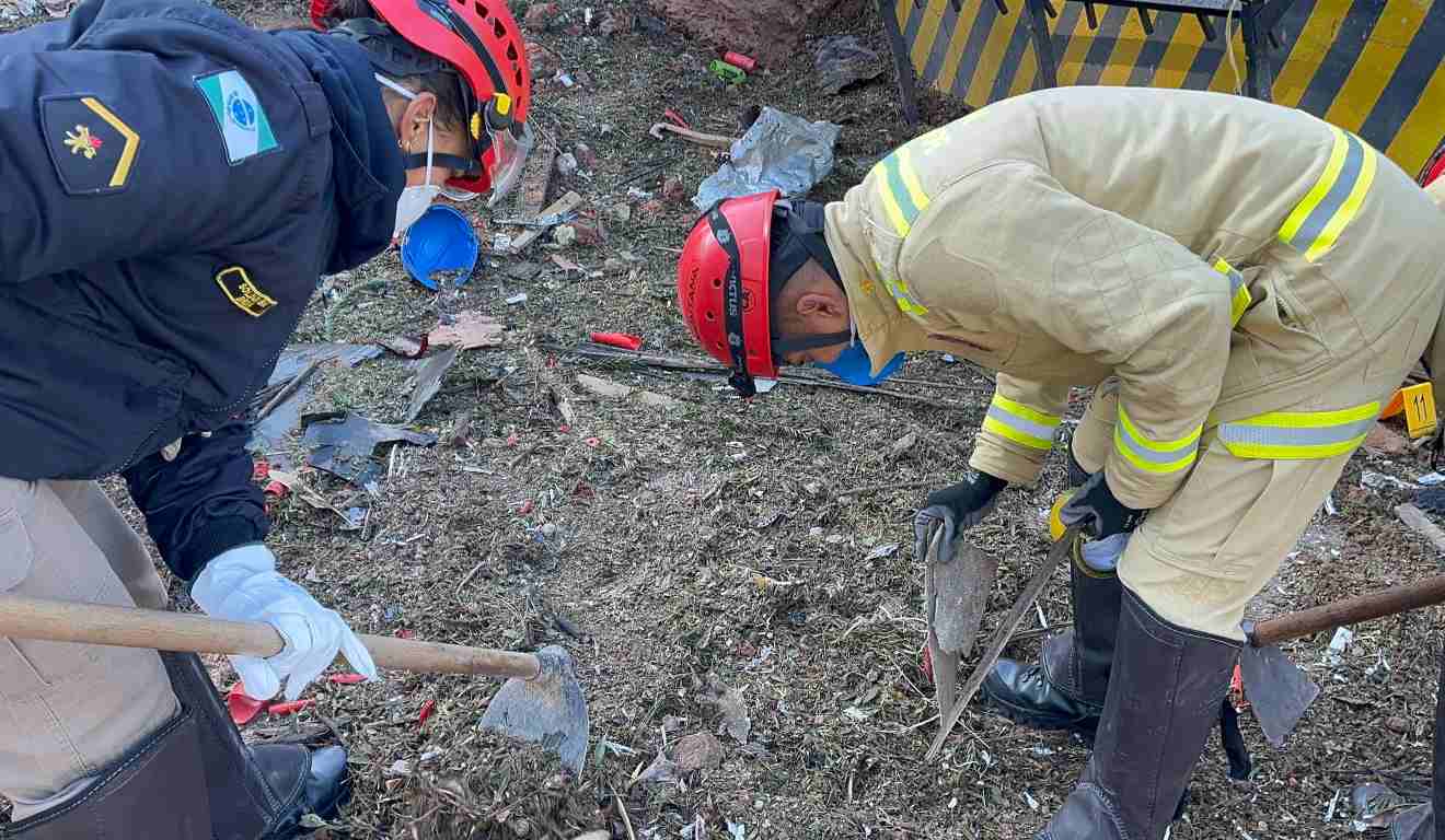Equipe de bombeiros Enaex.
