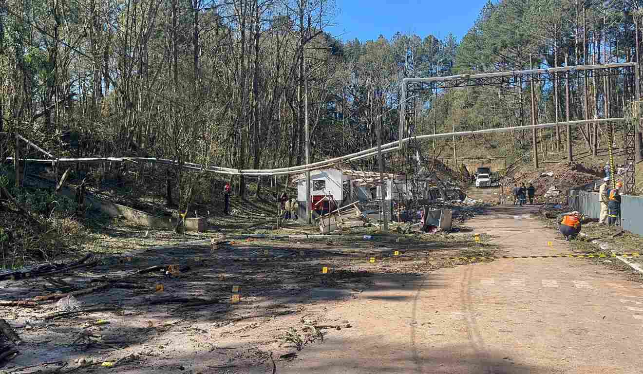 Restos da fábrica Enaex.