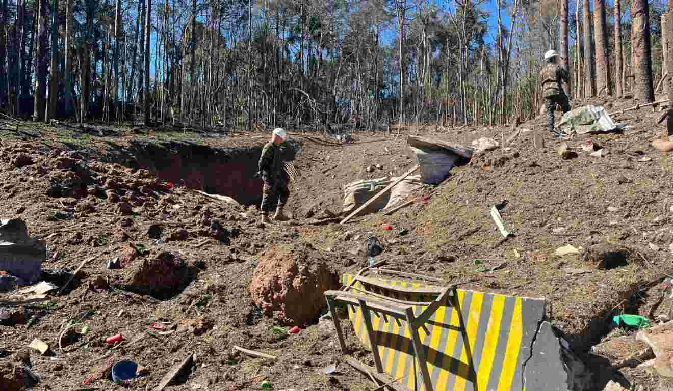 Bombeiros procurando vestígios após explosão na Enaex