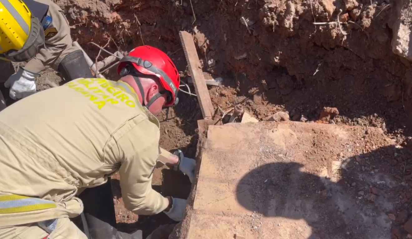 Bombeiros procurando vestígios após explosão de fábrica