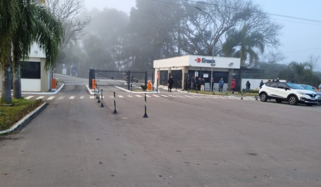 Explosão em fábrica de quatro barras