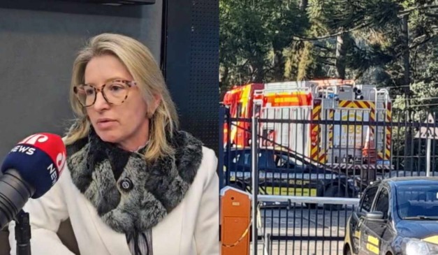 Secretária da Saúde ao lado de ambulância