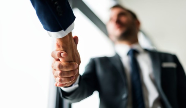 pessoas fechando negócios como ilustração para evento expo paraguay brasil