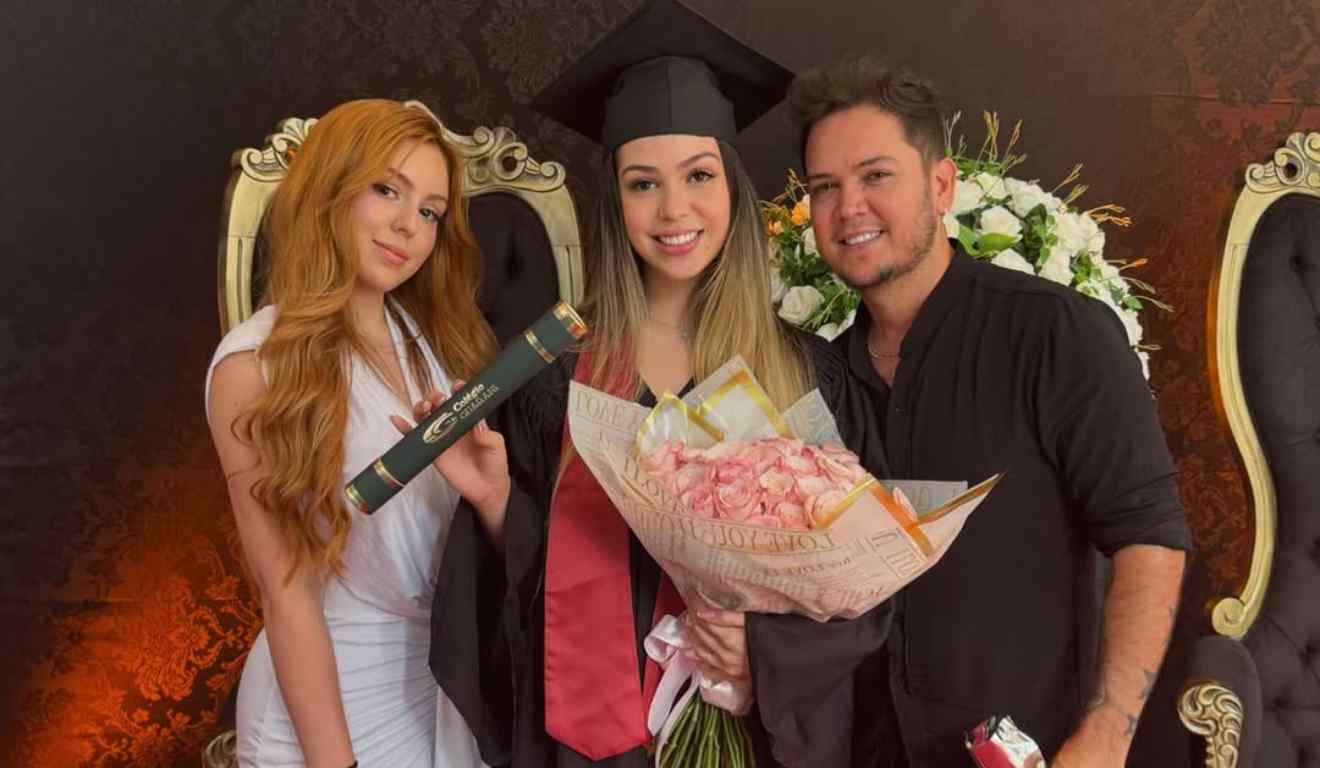 MC Melody e Bella Angel comemorando fortmatura ao lado do pai, MC Belinho