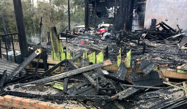 casa da família que foi destruída pelo incêndio