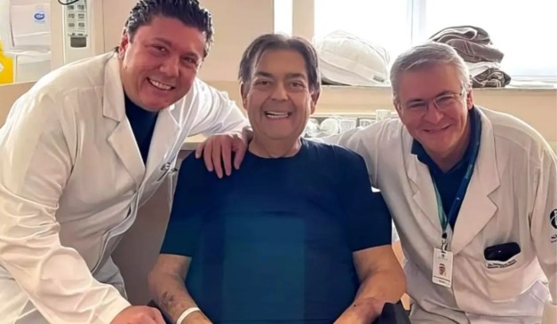 Faustão ao lado de médicos