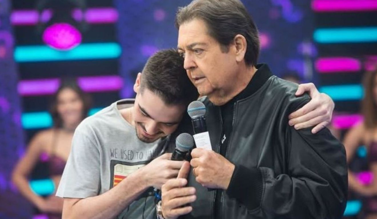 João Silva abraçando o pai, Faustão