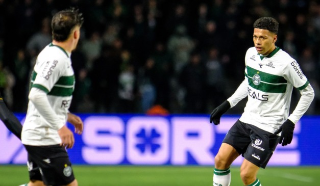 À direita, Filipe Machado. (Foto: JP Pacheco / Coritiba)