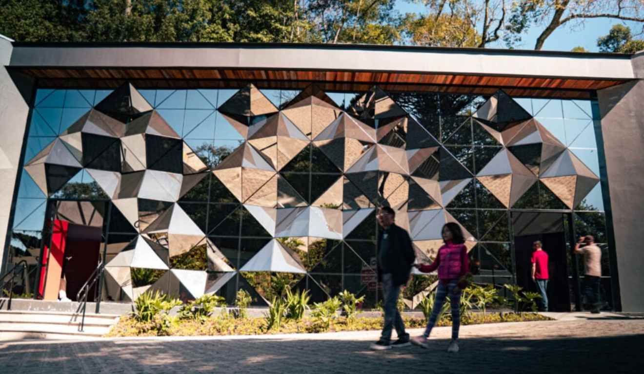 Frente museu Leminski.