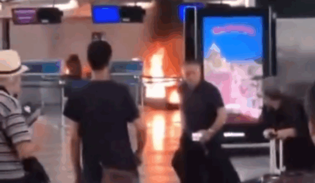 fogo no aeroporto de milão com turistas correndo