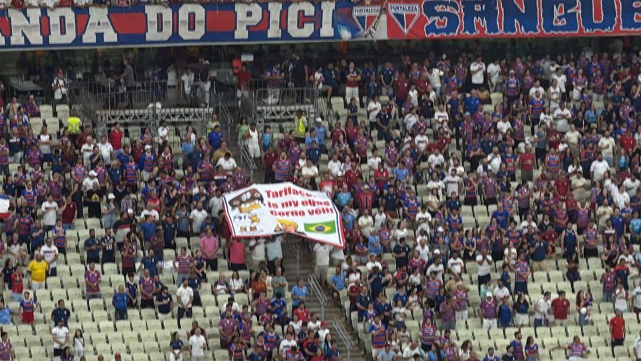 Torcida do Fortaleza fez uma faixa para protestar contra o tarifaço imposto pelos Estados Unidos.