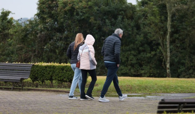 pessoas andando no frio para ilustrar a frente fria no paraná