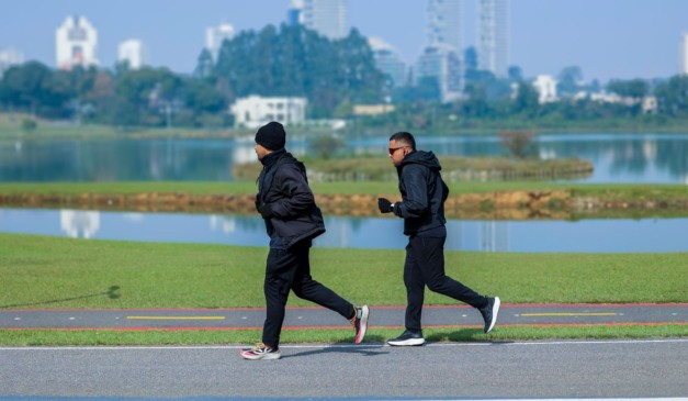 homens correndo no frio para ilustrar a frente fria no paraná