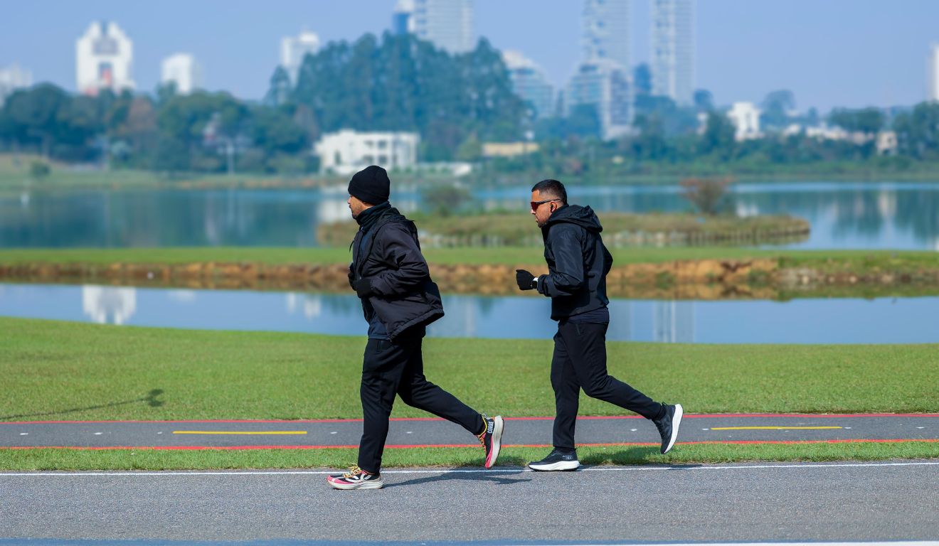 homens correndo no frio para ilustrar a frente fria no paraná