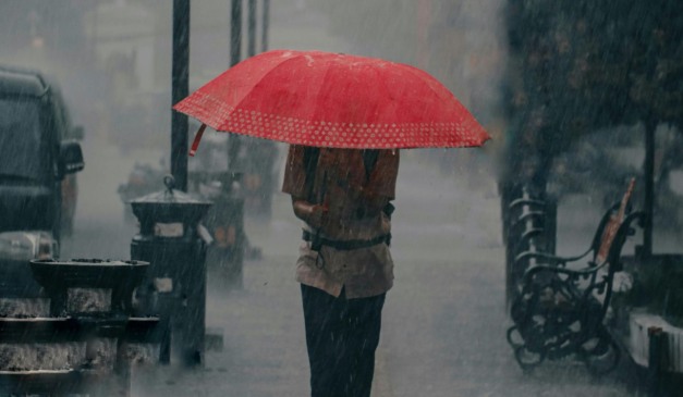 pessoa andando na chuva para ilustrar a chegada da frente fria no Paraná