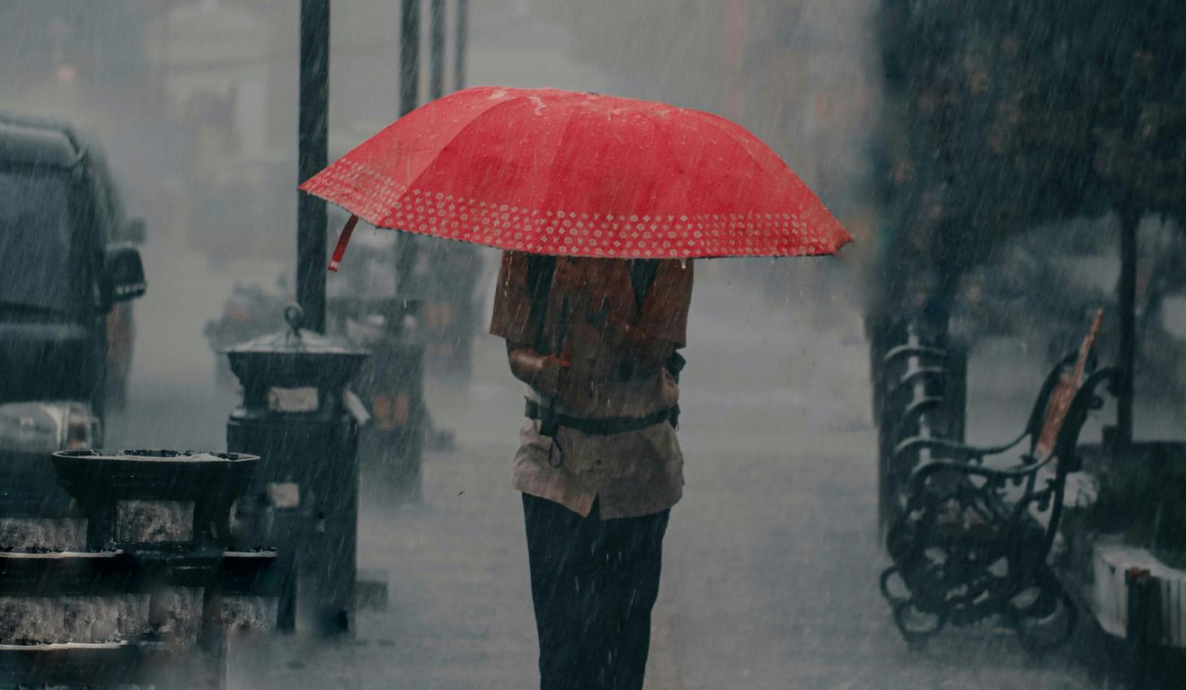 pessoa andando na chuva para ilustrar a chegada da frente fria no Paraná