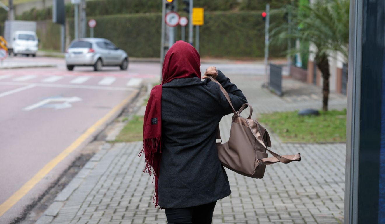pessoa andando no frio para ilustrar a previsão do tempo no Paraná 