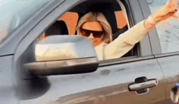 Mulher dentro de caminhonete.