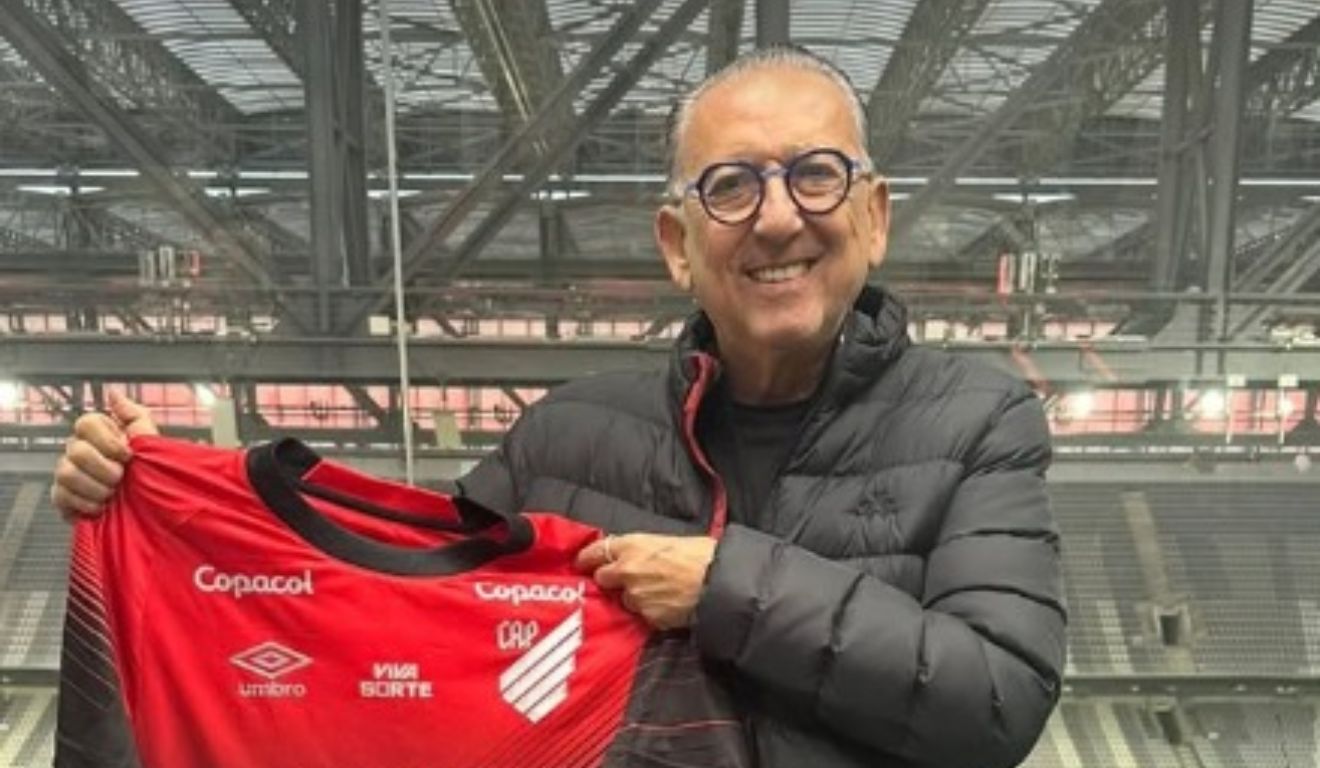 Galvão Bueno ganhou uma camisa do Athletico com o seu nome nas costas. (Foto: Instagram/ @galvaobueno)