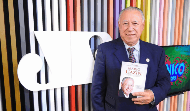 Mário Gazin, fundador do Grupo Gazin, com seu livro na Jovem Pan