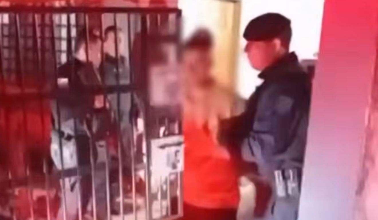 homem sendo preso depois de agredir a companheira no PR e tentar fugir com a filha