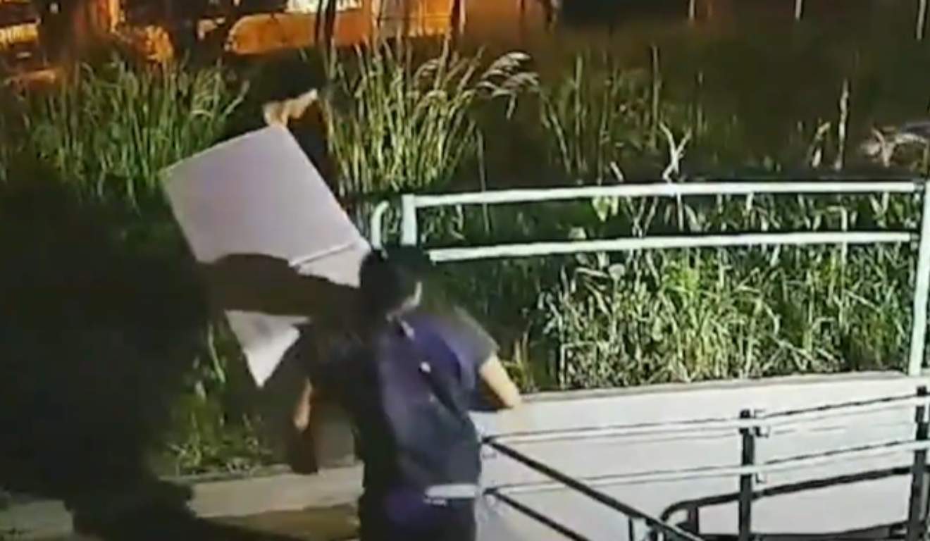 Homens carregando geladeira furtada de capela mortuária