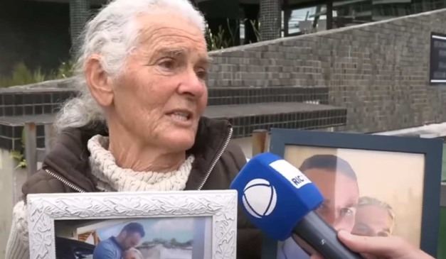 Mãe mostrando a última foto com o filho encontrado morto pela travesti