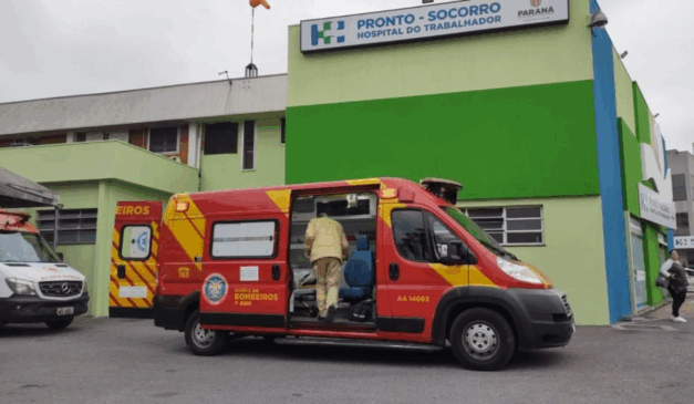 Bombeiros socorreram homem encontrado ensanguentado no Terminal do Pinheirinho. Na imagem, vemos ambulância do Corpo de Bombeiros em frente ao Pronto-Socorro do Hospital do Trabalhador.