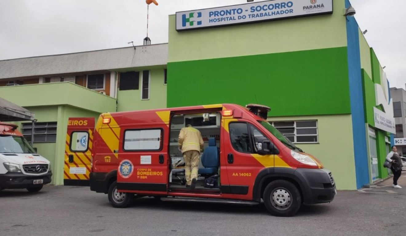 Bombeiros socorreram homem encontrado ensanguentado no Terminal do Pinheirinho. Na imagem, vemos ambulância do Corpo de Bombeiros em frente ao Pronto-Socorro do Hospital do Trabalhador.
