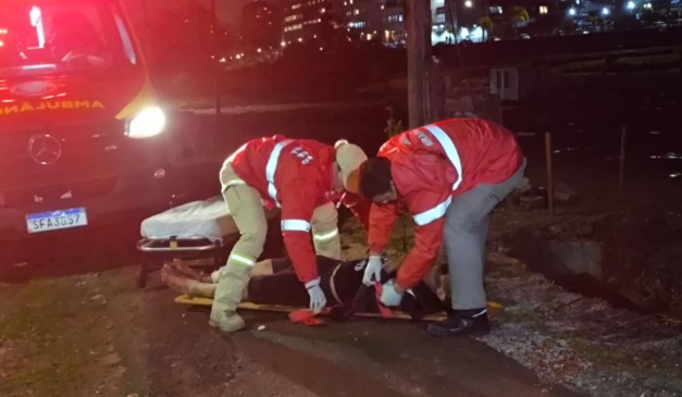 Homem esfaqueado em curitiba sendo atendido