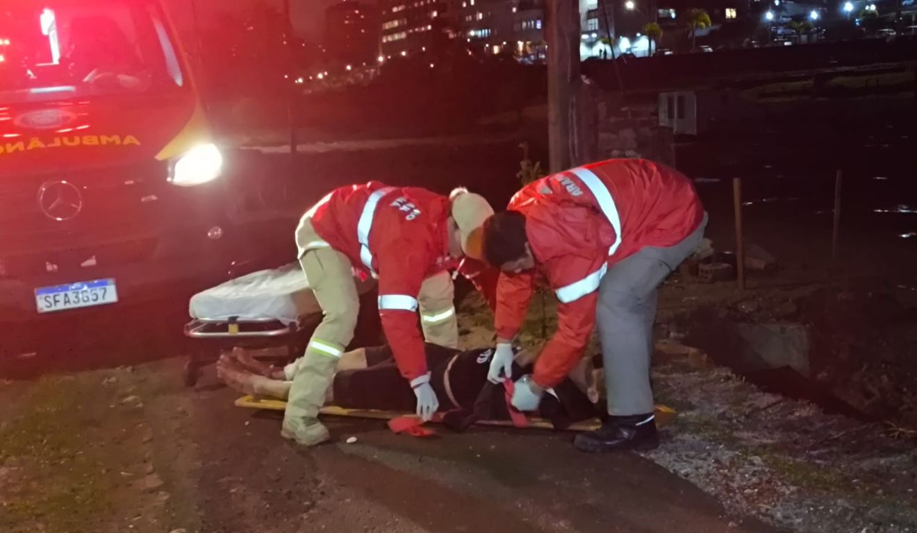 Homem esfaqueado em curitiba sendo atendido