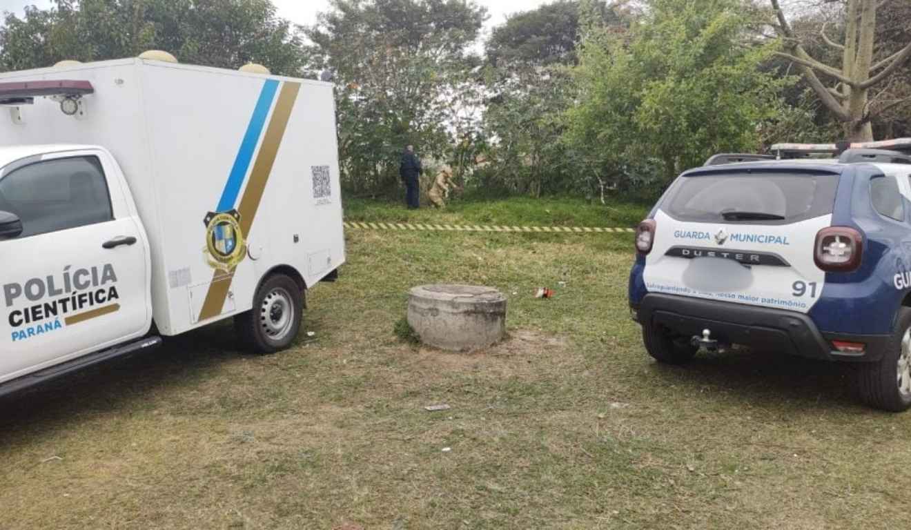 polícia no local onde homem foi encontrado espancado até a morte em Curitiba