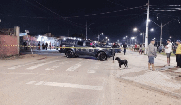Um homem foi executado com 20 tiros em Araucária, na Região Metropolitana de Curitiba. Na imagem, vemos uma viatura da ROMU no local do crime.