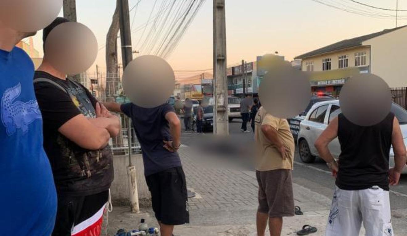 Local em que o homem foi executado em Colombo com testemunhas em volta