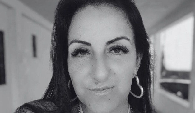 namorada do homem que foi morta a facadas em casa