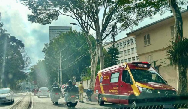 Homem que morreu em acidente caído no chão e Siate atendendo ocorrência