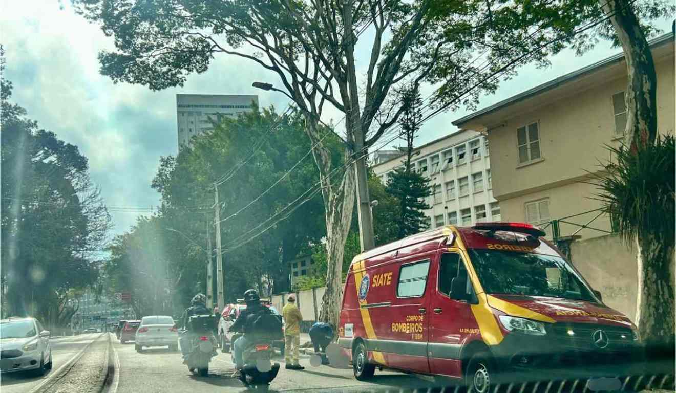 Homem que morreu em acidente caído no chão e Siate atendendo ocorrência