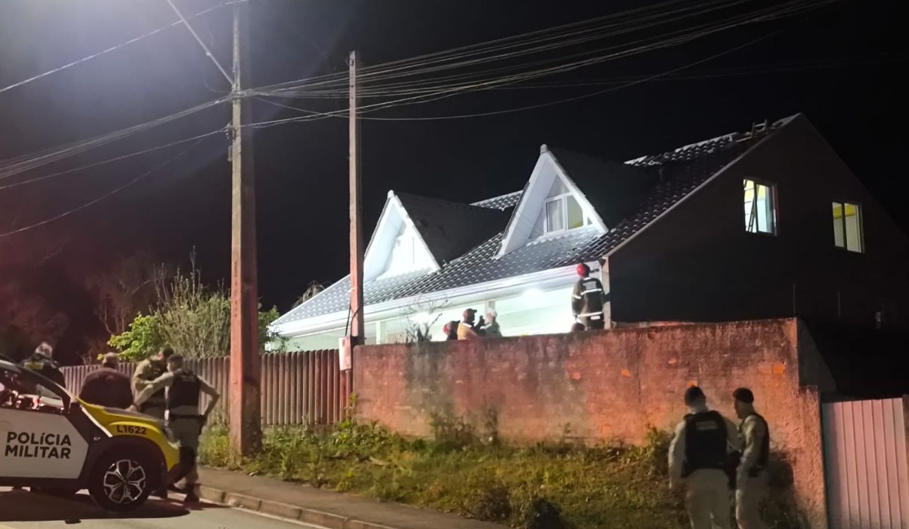 casa onde o homem subiu no telhado e morreu baleado