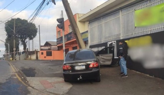 Carro batido em acidente em que homem morreu ao bater carro contra poste